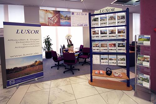 Immobilienmesse 2006 - in der Schalterhalle der Deutsche Bank Wiesbaden, Wilhelmstr.