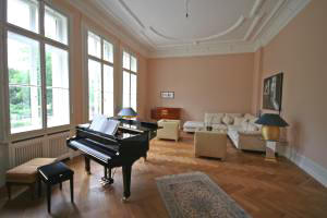 Wohnzimmer, Salon mit Flgel, tolle Stuckdecke, Fischgrt Parkett, Eiche, LUXOR Immobilien Wiesbaden Villa
