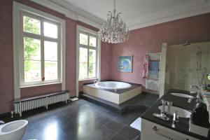 Luxusbad, Bad, Whirlpool, runde Badewanne, gemauerte Dusche, Glasdusche, bodengleich, Fubodenheizung, Wiesbadener Villengebiete - LUXOR Immobilien verkaufen Altbauvillen und Schlsser